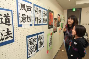 小豆島町から展示された作品を鑑賞する市民の画像