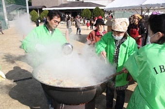 大鍋で作った豚汁を無料配付している写真