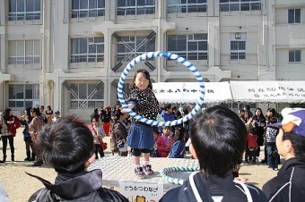 動物輪投げコーナーで子どもが輪投げを楽しんでいる写真
