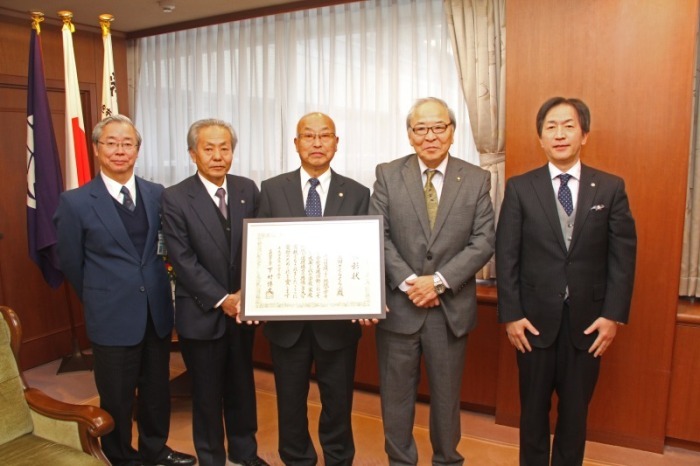 表彰状をもった京極委員長との記念写真