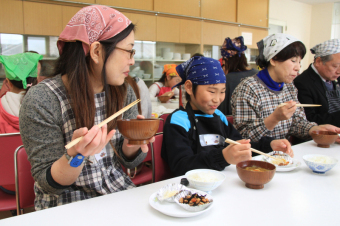 米とみそ汁を試食する参加者の画像