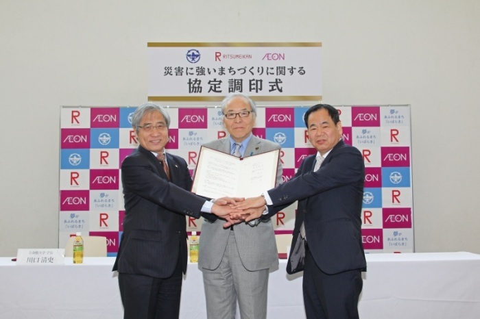 (写真)協定に調印した木本市長、川口学長、若山支社長