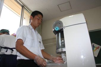 機械で氷を削る生徒