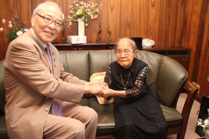 市長と握手する井筒さん