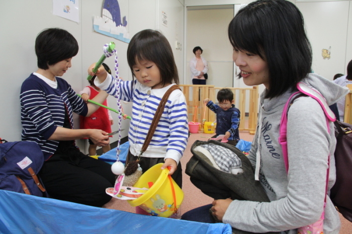 釣り遊びを楽しむ子どもたちの画像