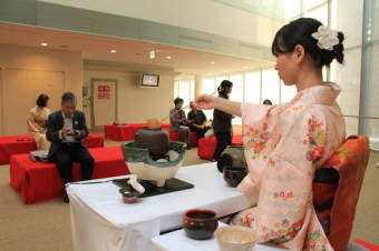 茶席で抹茶のお点前を楽しむ市民の画像