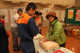 市民がAED講習を受けている様子の画像