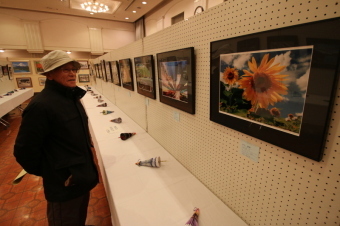 写真の展示を見る市民