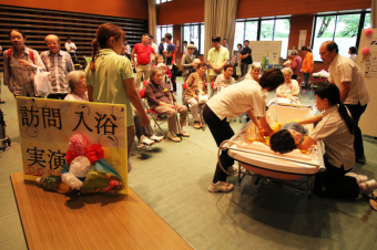 訪問入浴の実演の様子の画像