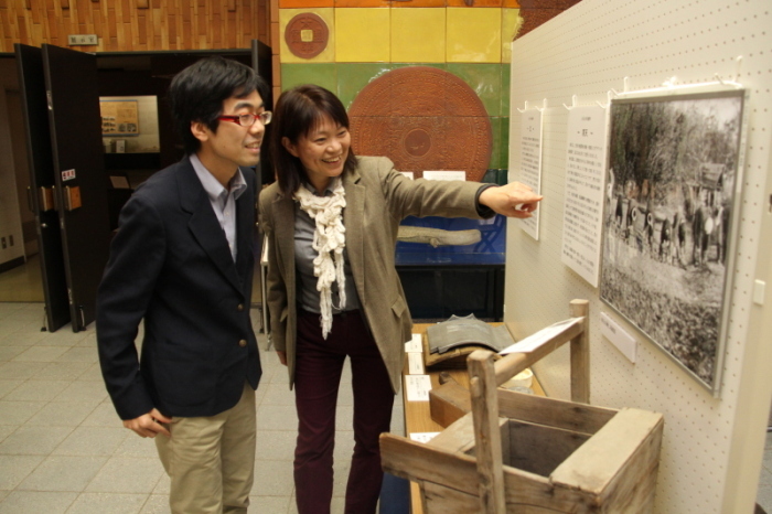 展示を見る市民の画像