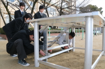 朝礼台を設置する茨木工科高等学校の生徒の画像