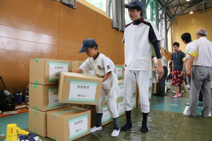 救援物資を運ぶ小学生の写真