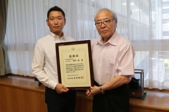 佐竹食品の梅原社長に感謝状を贈呈する木本市長の画像