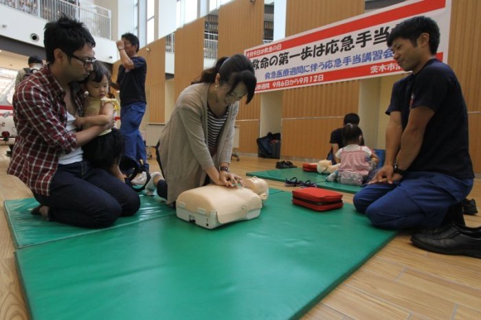 応急手当講習を受ける市民の画像