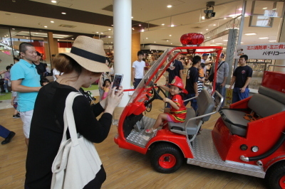 ミニ救急車で市民が記念撮影をしているようすの画像