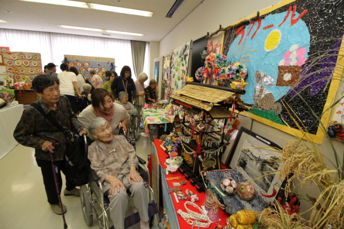 展示を見る市民の画像