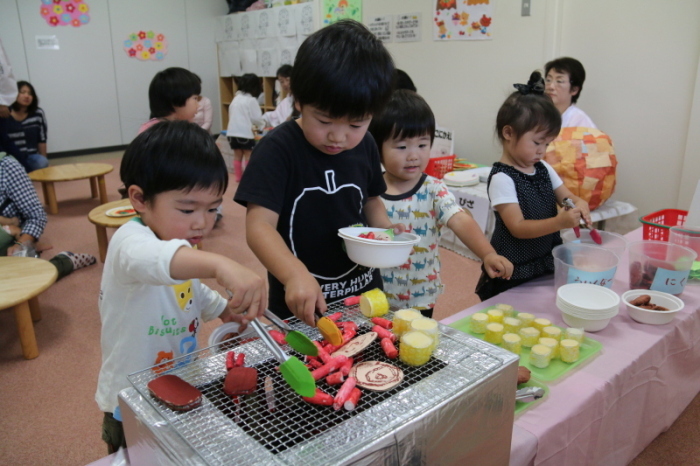 幼児がおもちゃで遊んでいる様子の写真