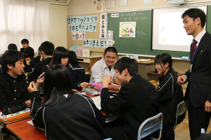 教室で中学生が話し合っている様子の写真