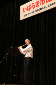 金山徹也さんによるフルート演奏の写真