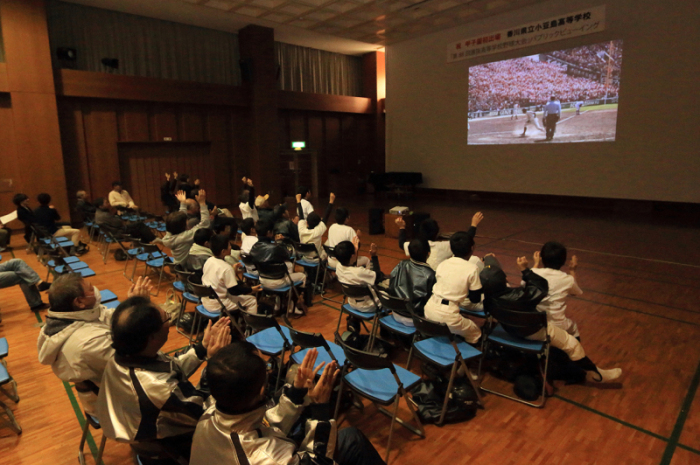 パブリックビューイングで小豆島高校を応援する市民の画像