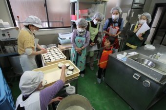 すくい豆腐をつくる様子の写真