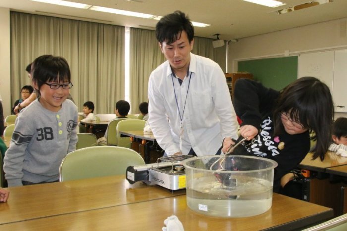 大気圧の実験の様子の写真