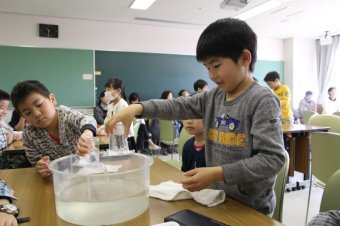 大気圧の実験の様子の写真