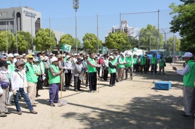 当日朝集合した市老人クラブの会員達の画像