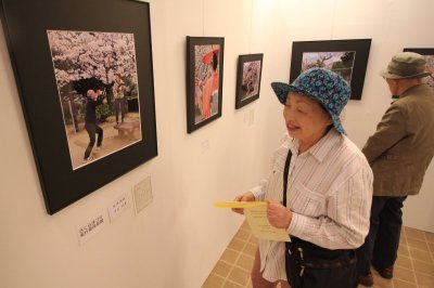 市民さくらまつり写真展の写真を見る市民の画像