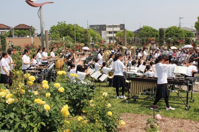 バラ園で演奏を披露する南中学校の生徒の画像