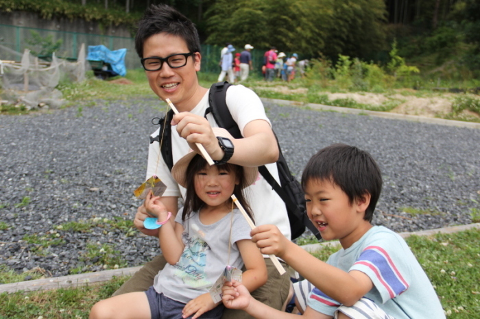 親子で里山まつりを楽しむ様子の画像