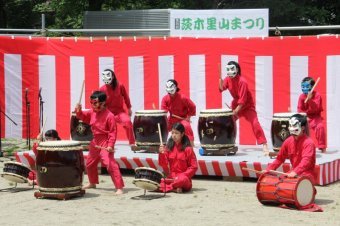 太鼓で演奏が行われている様子の画像