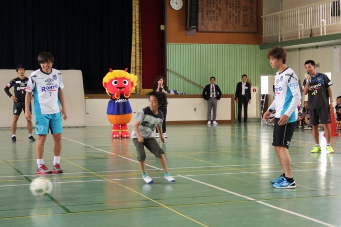 ガンバ大阪の選手と児童がサッカーをしている画像