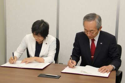 茨木市議会と立命館大学の調印式の様子の画像