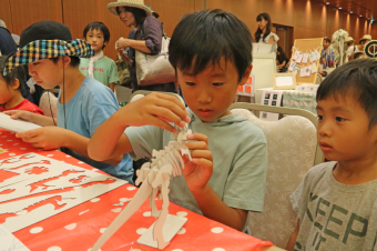 ペーパークラフトをする子どもの画像