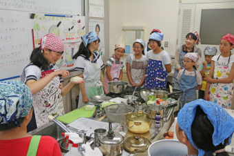茨木高校の高校生が料理を指導している画像