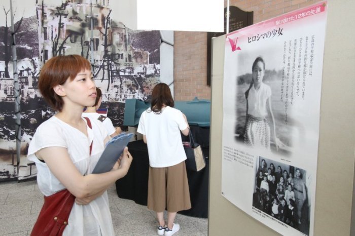 非核平和展の展示を観覧する女性の画像