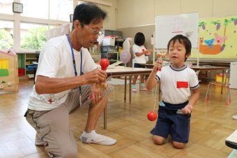 けん玉をする園児たち