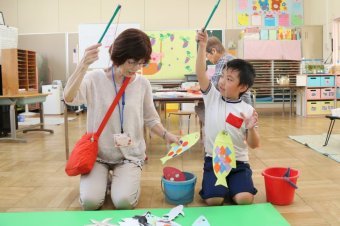 紙の魚釣りをする園児たち