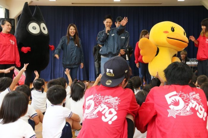 交流会で園児にあいさつをする追手門大学の学生の写真