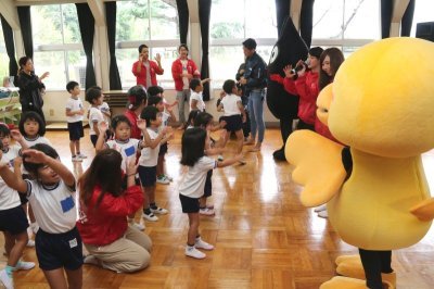 園児と学生が一緒にダンスをしている様子の写真