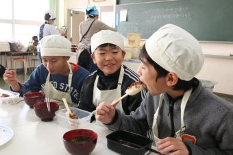 もちを食べる児童たち