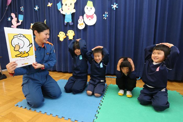 アヒルのカードで身を守るポーズ