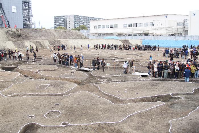 現地説明会で遺跡を巡る市民