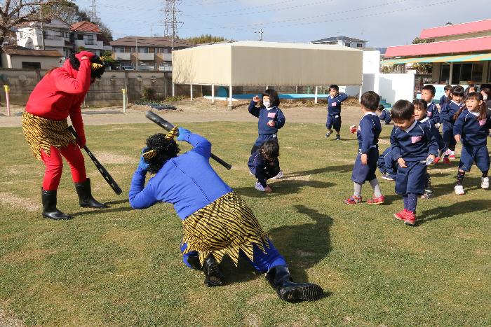 鬼退治をする園児たち