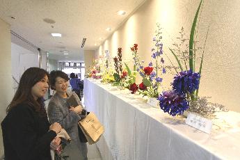 生け花の展示を見る市民