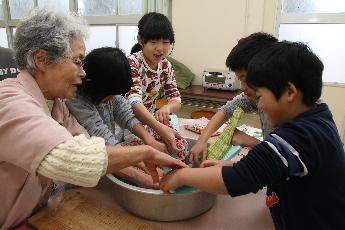 洗濯板を使って洗濯をする児童たち