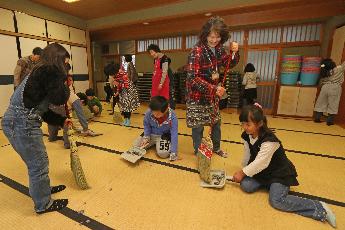 和室の掃除をする児童たち