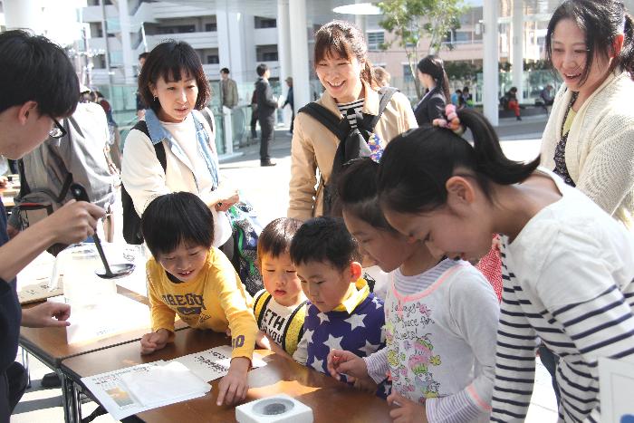 化学実験を見ている子ども達の様子