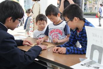 化学実験をする子ども達の様子